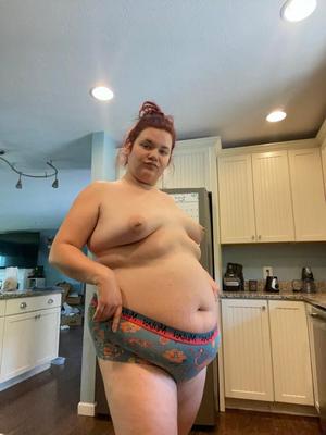 Nina Exquise Jeune Truie Velue mit den P'tits Nichons Dodus