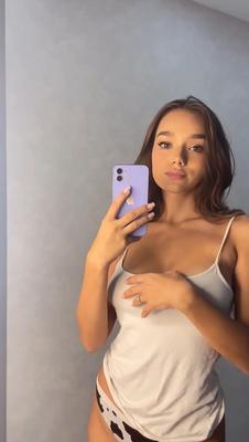 セクシーなおっぱいを見せています