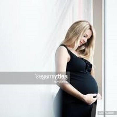 黒いドレスを着た白人女性（妊娠編）