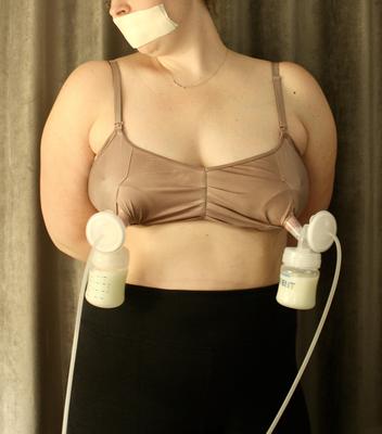 縛られて猿ぐつわをされたまま母乳を搾るお母さん