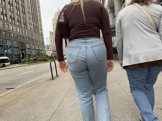 Amazon blondie en jeans avec wedgie