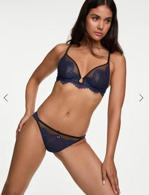 このランジェリーモデルが大好きです。彼女は誰ですか?