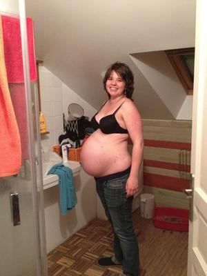Enorme barriga de grávida caseira