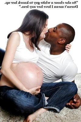 黒人のホットな妻は白い雄牛の赤ちゃんを望んでいます
