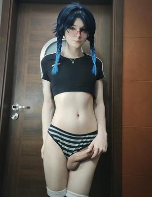 私の勝者の精子が突き刺さっている間、彼女は私の親友を誘惑しています。
