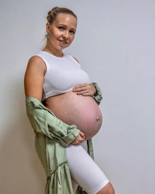 かなり若い母親エリンカが妊娠
