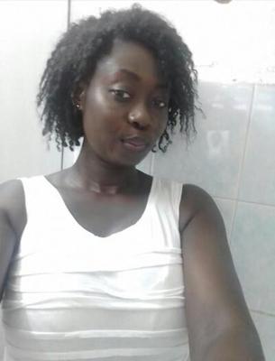 Superbe fille ébène aux seins énormes