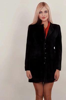 Lea wants out of her office job