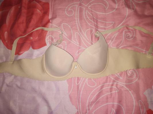 ESTOY JUGANDO LA ROPA INTERIOR DE MI MAMÁ EN CASA