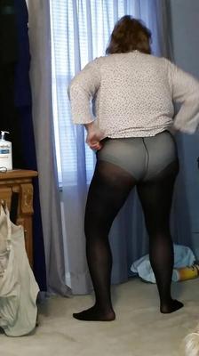 viendo a la abuela vestirse