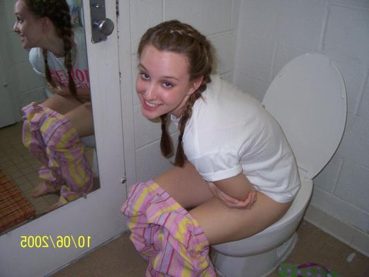 鏡の中の女性がトイレに行く
