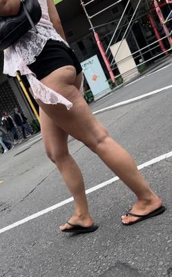 Parte de piernas y pies de culo sincero y caliente