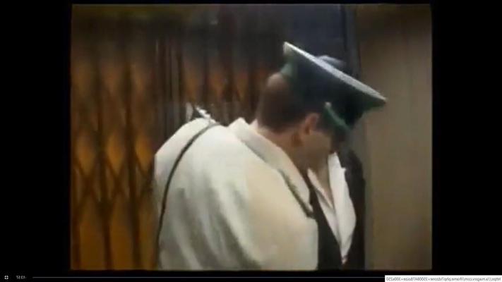 Подозреваемого в терроризме допросили в полицейском участке.