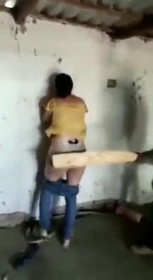 漕ぐヒスパニック系女性