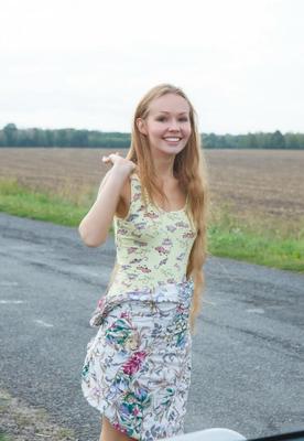 若いロシアのブロンドが道路でセクシーなおっぱいとおまんこを披露