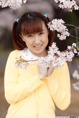 Japanisches Schulmädchen-Teenager-Model: Suzukaze Anna
