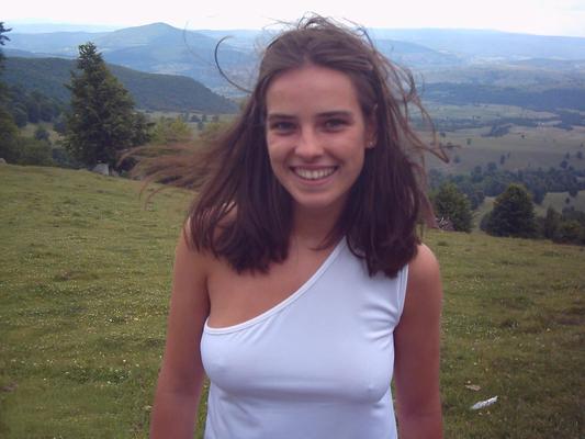 Linda playa de novia morena en topless y desnudos
