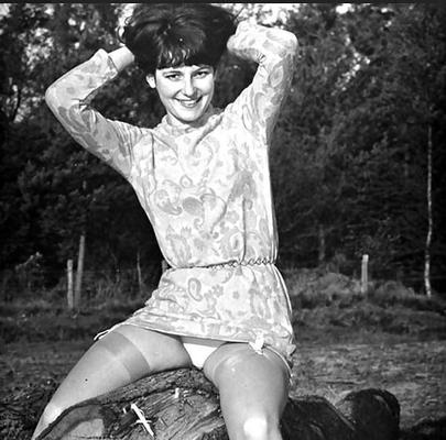 Vintage gekleidet, aber sexy in Schwarz und Weiß