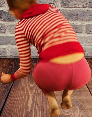 My girlfriend cleaning in leggings