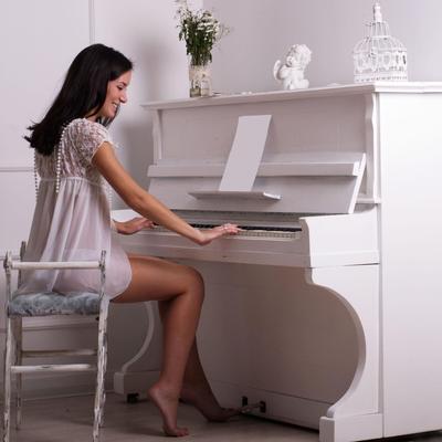 Women & Pianos