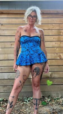 Chicas alternativas, gafas, no desnudas.