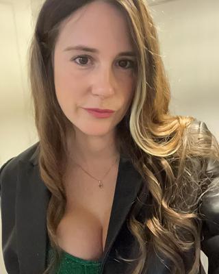 セクシーな若い英国の熟女モリー