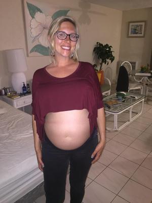 妊娠中の熱いブロンドの妻