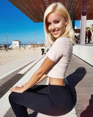 Девушки в штанах для йоги