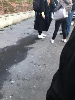 подростки -любители в штанах йоги и чулки не обнажены