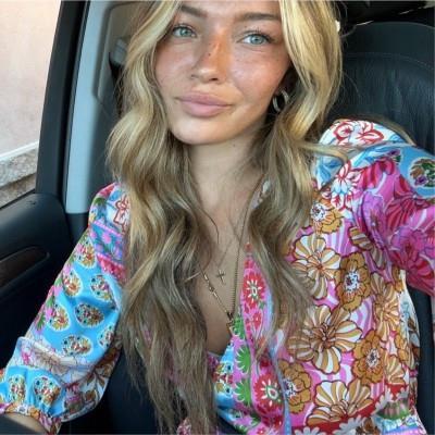 Alexandra pierde su diginidad hacia ti.
