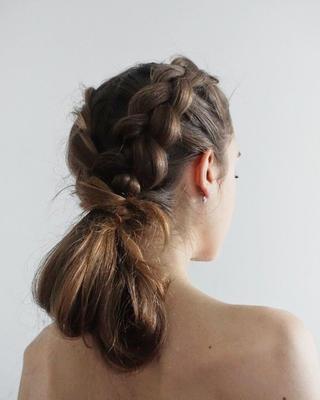 desnudo con trenzas