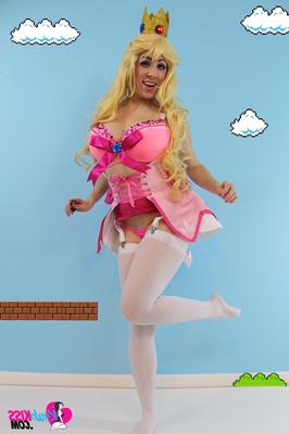 Kayla Kiss Princess Peach Cosplay