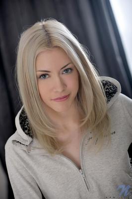 Kamilla Blonde Teaser знает, что вы хотите ее