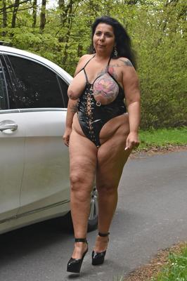 Webslut Susana vestido como uma prostituta lá fora