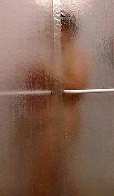 私の妻はシャワーを浴びています