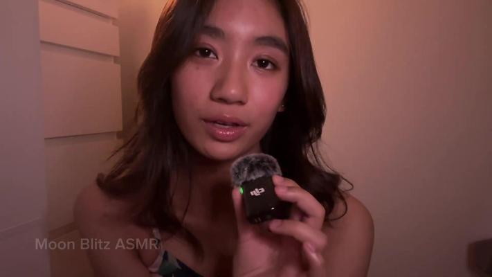 Moon Blitz Asmr rascándose y tocando sus bikinis modelados