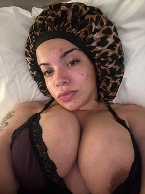 Peau légère extra thicc babe