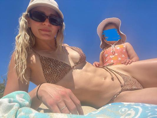 Maddy Dunn Petite Teen Milf выставлена