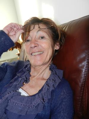 Smiling Skinny Granny Annie en la sala de estar HD