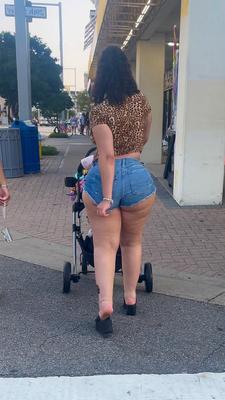 Cheeks de bunda latina e shorts jeans