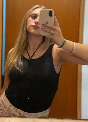  yo teen latina Vicky loves to show of her big booty