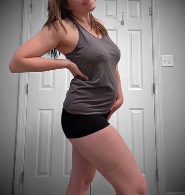 La esposa mostrando su Mombod. 