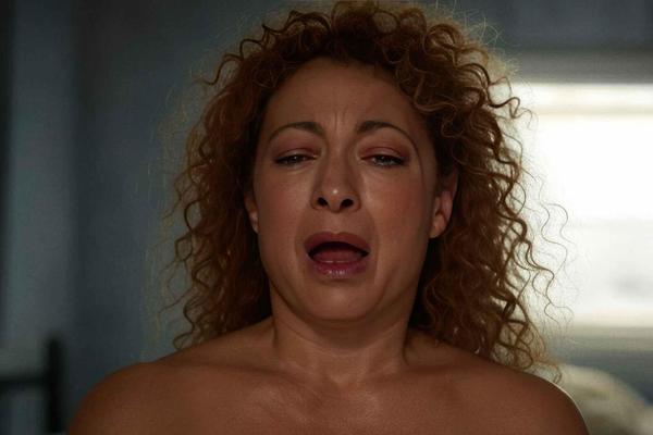 Alex Kingston hermosa agonía