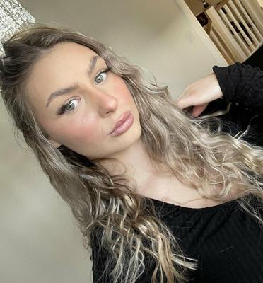 Blonde Poser 