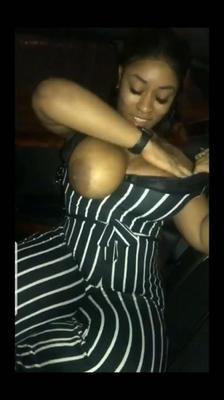 Clignotant ses gros seins noirs dans la voiture
