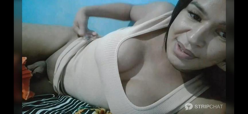 Shemale latina sin fondo en la cama