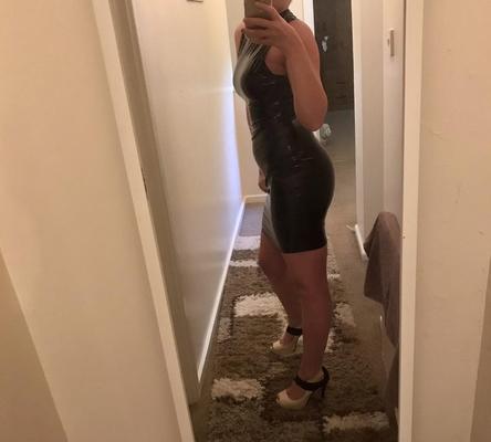 Esposa do Reino Unido vestida para impressionar em brilhante e lingerie