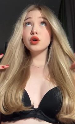 Esta garota magra, loira e plana