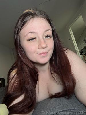 マヤの大きなお尻のおっぱいセクシーなBBWガールとメガネを混ぜたホットショット