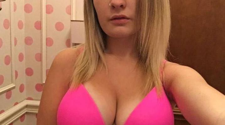 お父さんの注意のために私のピンクのブラジャーを披露します